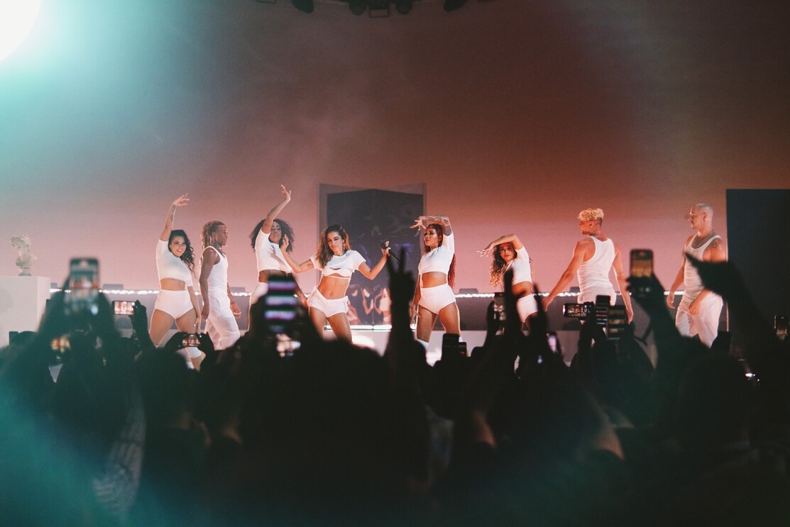 An image of Anitta and her dancers on stage