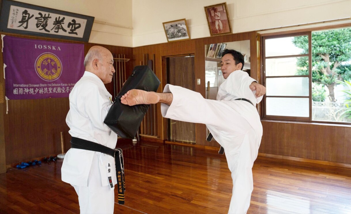 An image of Zenbo Shimabukuro teaching karate in Shorin-ryu Seibukan, one of Okinawa's traditional karate schools.